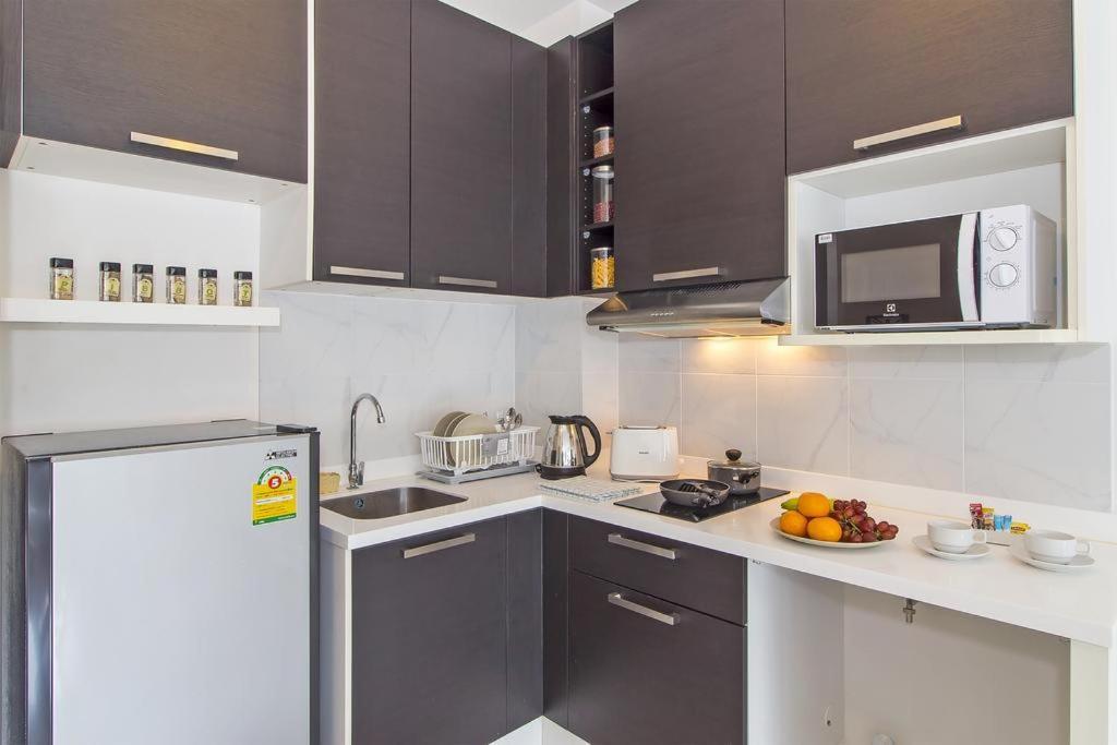 Chic Condo By Resava Karon Екстер'єр фото