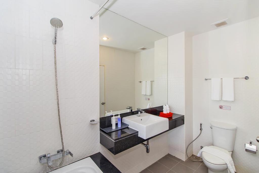 Chic Condo By Resava Karon Номер фото